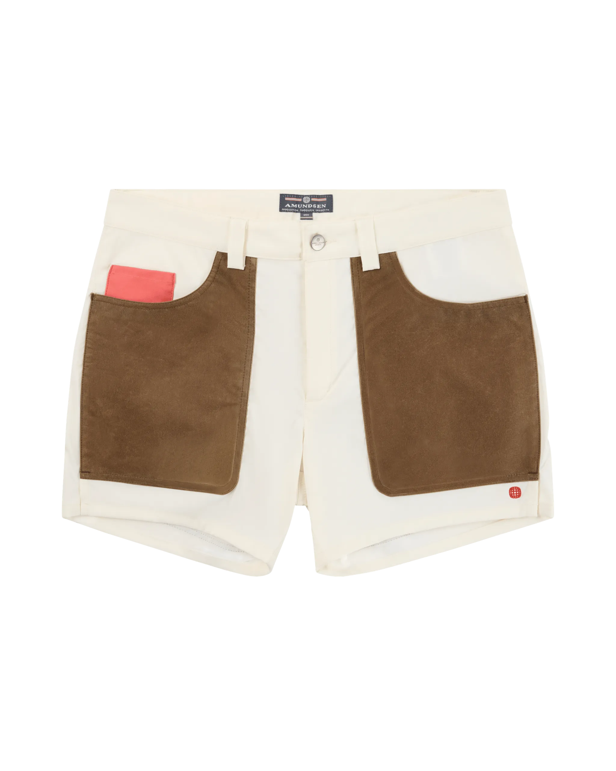 Kurze, helle Shorts mit braunen aufgesetzten Taschen und kleinem, roten Detail an einem Bein.