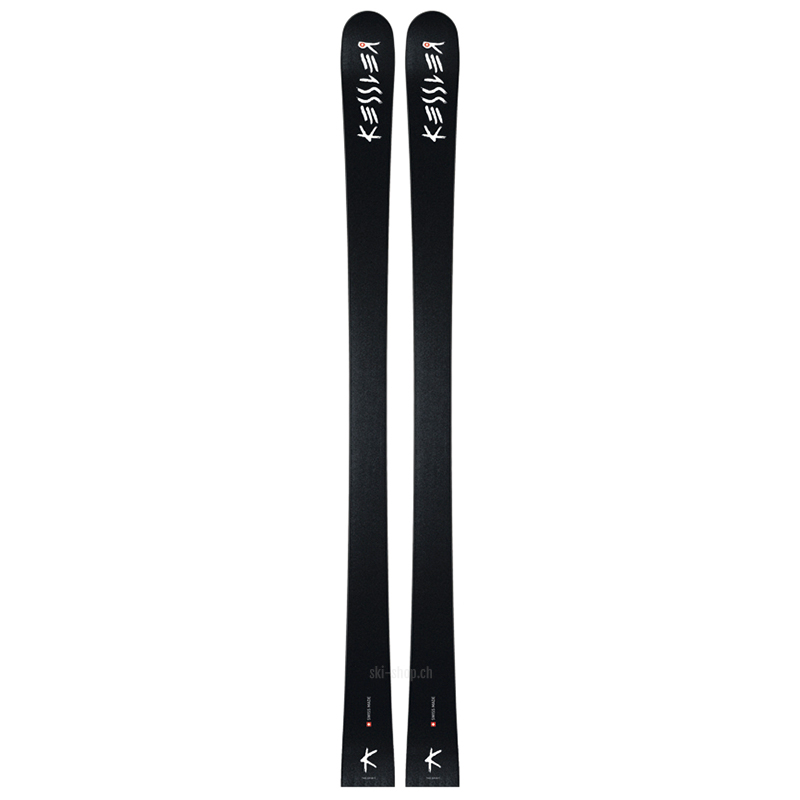 Ein Paar schwarze Kessler Spirit Ski, von oben betrachtet, mit Logos und Schweizer Flagge.