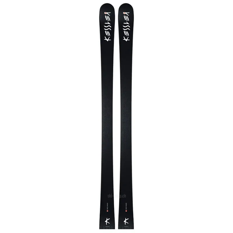 Ein Paar schwarze Kessler Spirit Ski, von oben betrachtet, mit Logos und Schweizer Flagge.