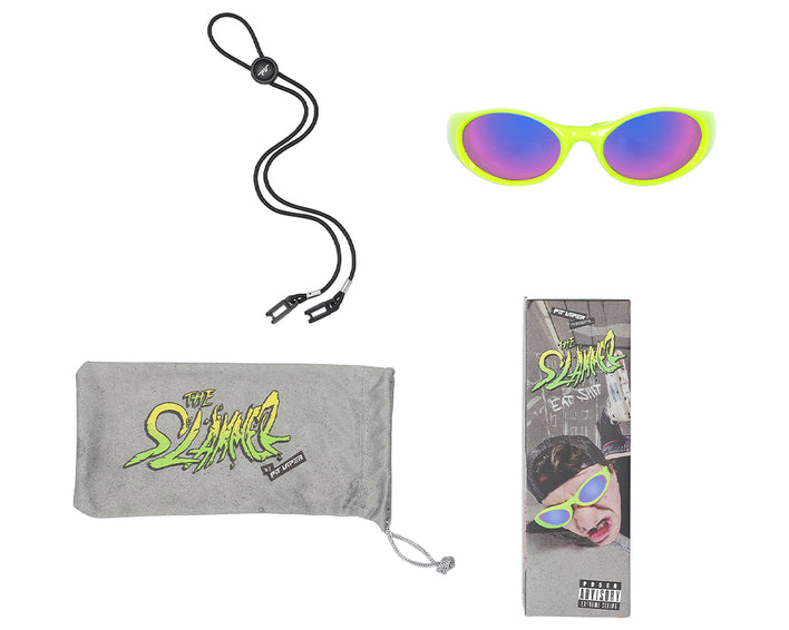 Produktset mit The Slammer Sonnenbrille, Brillenband, Beutel und Verpackung.