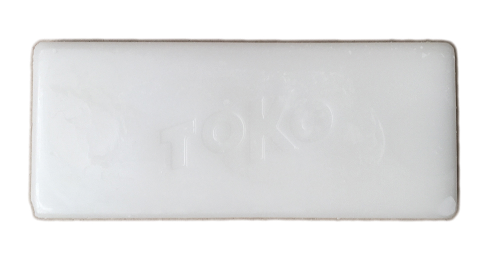 Rechteckiger, weißer Wachsblock mit dem Schriftzug "TOKO" leicht eingeprägt.