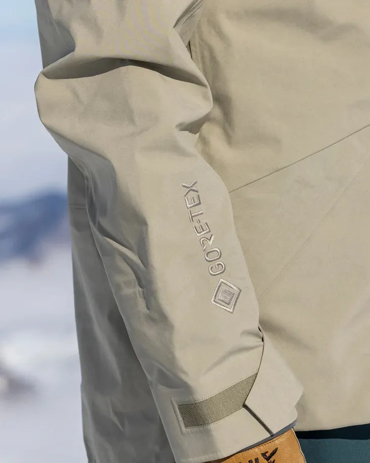 Primo piano della manica della giacca Z-2 EPE in colore Seneca Rock con logo GORE-TEX.