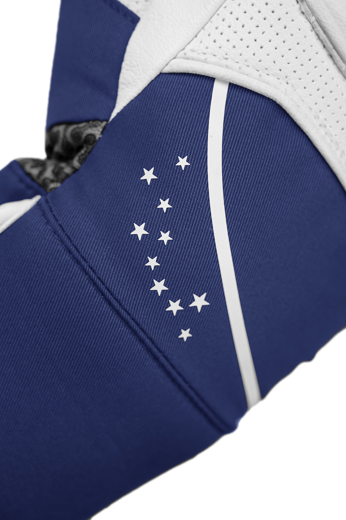 Gros plan sur un vêtement bleu avec des étoiles blanches et une bande. La partie supérieure est blanche et perforée.