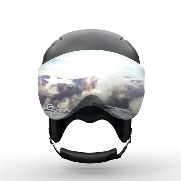 Skihelm mit Visor-Schutzhülle, die eine Berglandschaft mit Wolken zeigt.