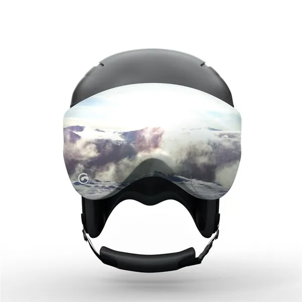 Skihelm mit Visor-Schutzhülle, die eine Berglandschaft mit Wolken zeigt.