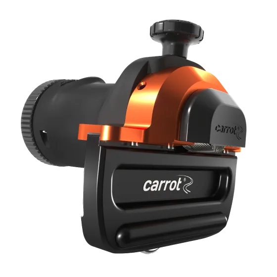 Nahaufnahme des COMAX Phenolentferners von Carrot, schwarz und orange mit Logo.