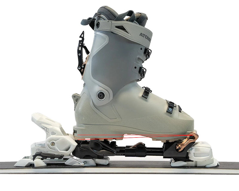 Ski mit montiertem Tekdapters Ski Touring Adapter und Skischuh in Seitenansicht.