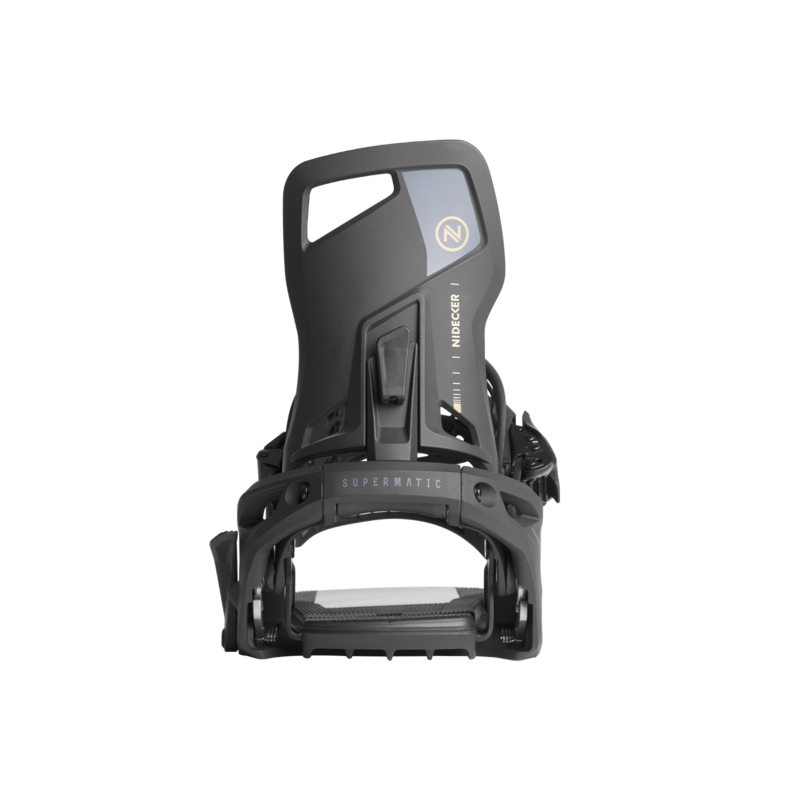 Nidecker Supermatic Bindung Detailaufnahme der schwarzen Nidecker Supermatic Snowboardbindung von vorn, mit Logo und Schriftzug.