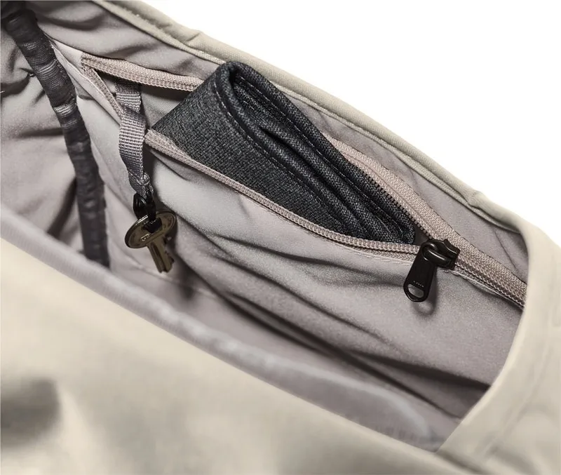 Innenansicht des Deuter UP Sydney Rucksacks mit Reißverschlusstasche, Schlüsselanhänger und Geldbörse.