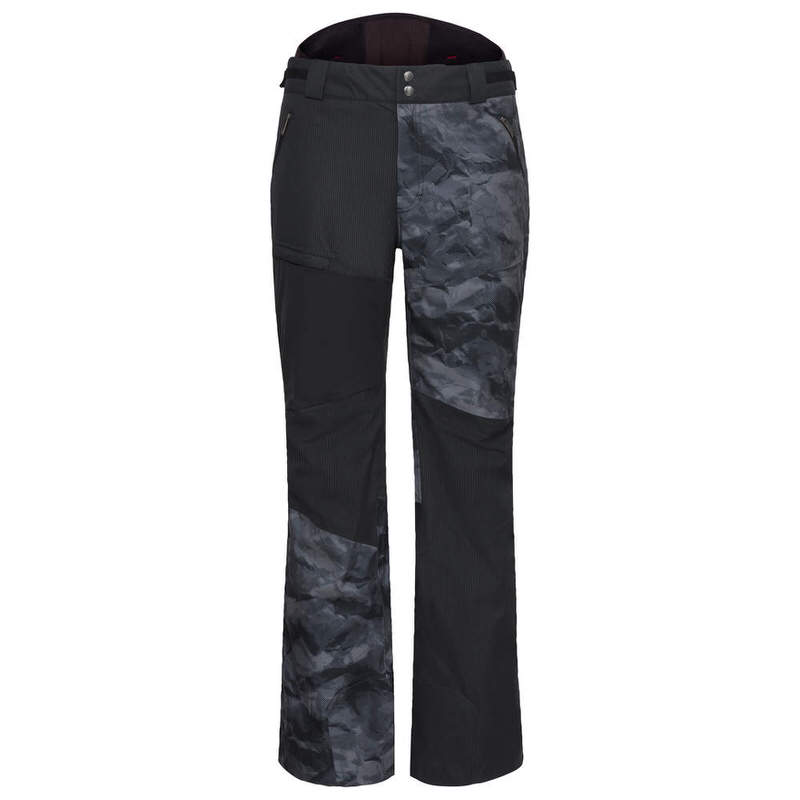 Schwarze Force Pants mit Camouflage-Muster auf einem Hosenbein und einer Tasche am anderen Bein.