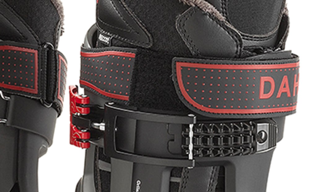 Dahu Chaussure de ski Ecorce 01X Vue détaillée de Dahu Chaussure de ski Ecorce 01X en noir et rouge avec un focus sur les boucles et les sangles avec le logo de la marque.