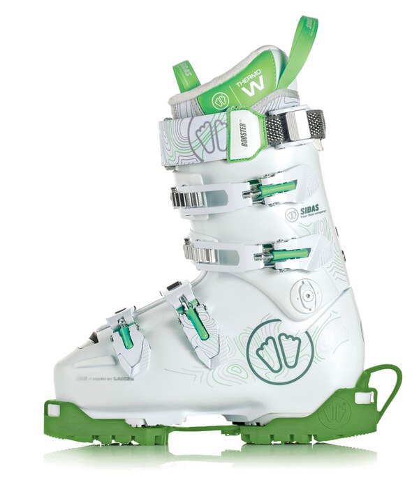Weißer Skischuh mit grünen Akzenten und montierter grüner Sidas Skiboot Traction Antirutschsohle, Seitenansicht.