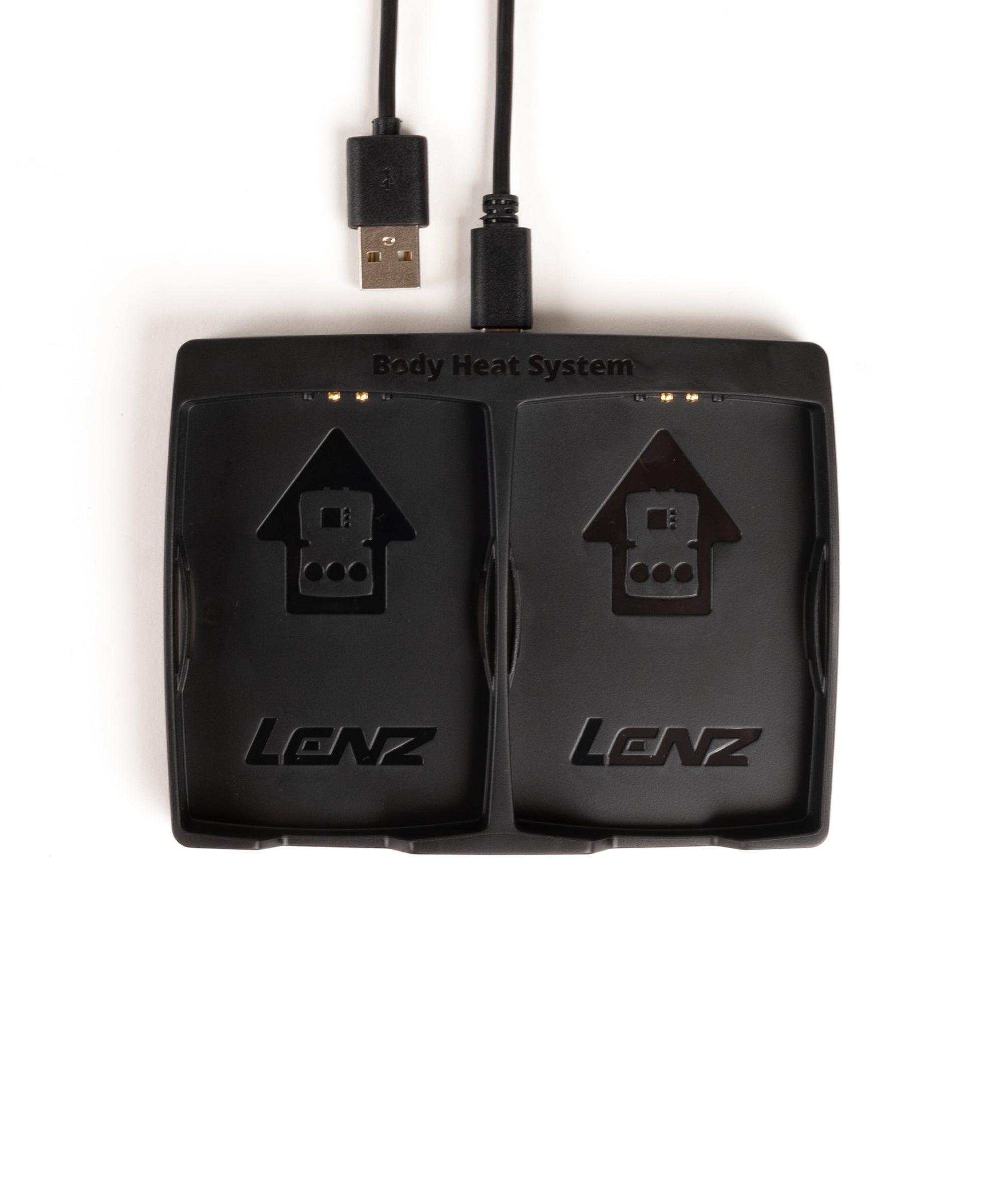 Schwarzes Ladegerät 2x USB Schwarzes Ladegerät für das "Body Heat System" mit zwei Ladebuchten und USB-Anschlüssen auf einem weißen Hintergrund.