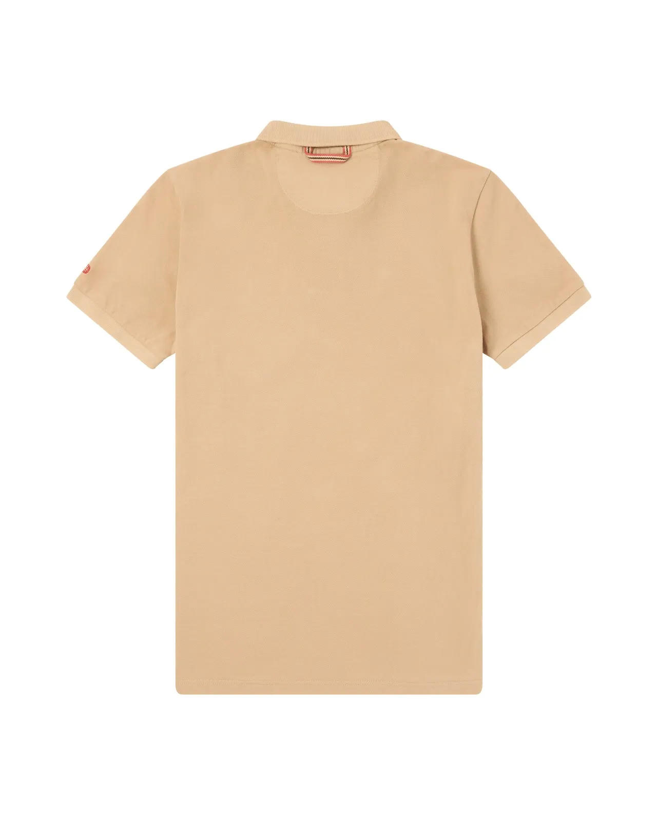 Vista posteriore della polo beige con colletto, maniche corte e piccolo logo rosso sulla manica. Lo sfondo è neutro.