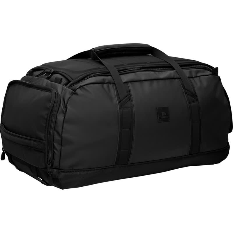 Schwarzer Douchebags The Carryall 65L Reiserucksack in horizontaler Ausrichtung, mit Tragegriffen und Reißverschlusstaschen.