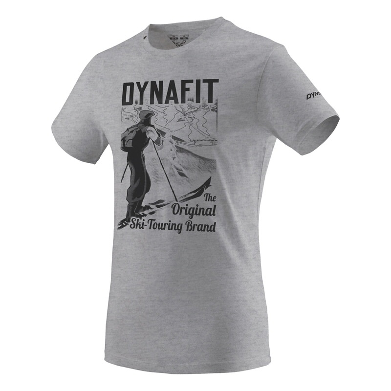 Graues Dynafit T-Shirt mit Ski-Touren Aufdruck eines Skifahrers am Berg.