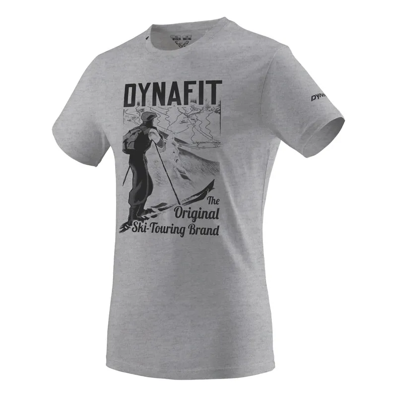Graues Dynafit T-Shirt mit Ski-Touren Aufdruck eines Skifahrers am Berg.