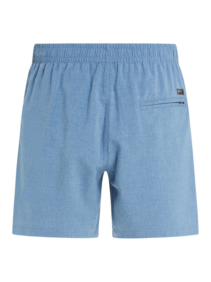Hellblaue, kurze Badeshorts mit Gummibund und einer Reißverschlusstasche hinten rechts.