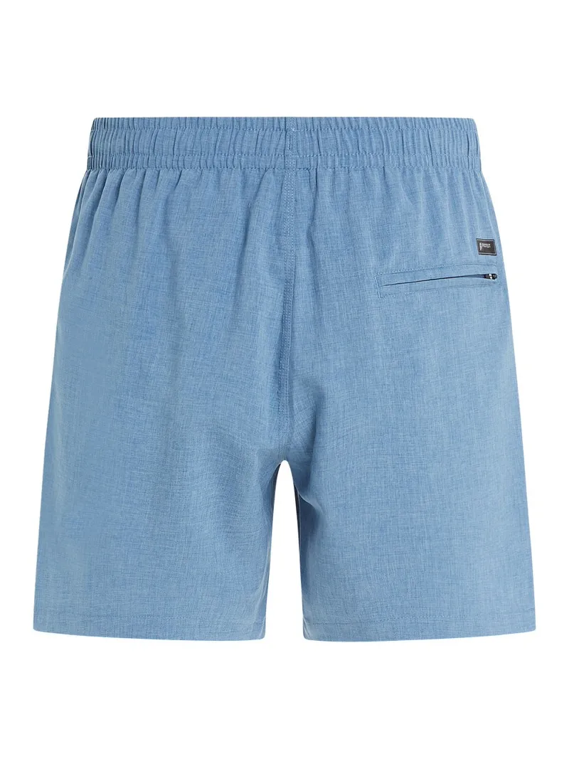 Hellblaue, kurze Badeshorts mit Gummibund und einer Reißverschlusstasche hinten rechts.
