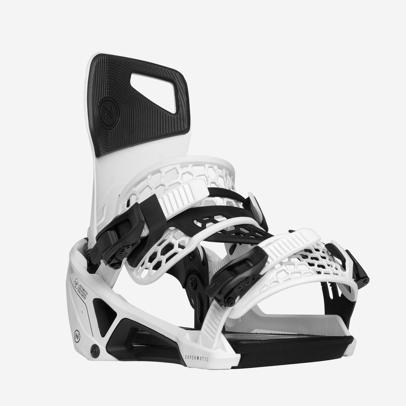 Nahaufnahme einer weißen Nidecker Supermatic Snowboardbindung mit schwarzen Akzenten.