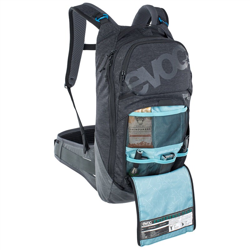 Sac à dos gris Evoc Trail Pro 10L avec compartiment à outils ouvert, rempli de contenu.