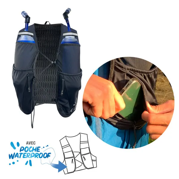Gilet d'hydratation Hydrabag Elite 8L noir avec bouteilles et main qui met un smartphone dans une poche étanche.