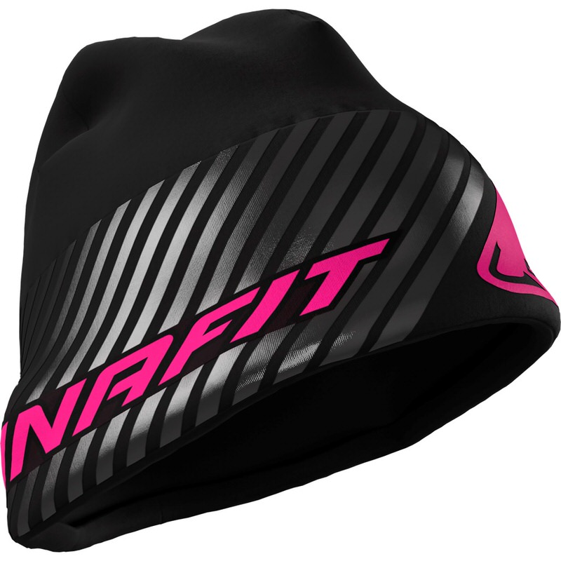 Schwarze Dynafit Beanie mit reflektierenden Streifen und pinkfarbenem "DYNAFIT" Schriftzug.