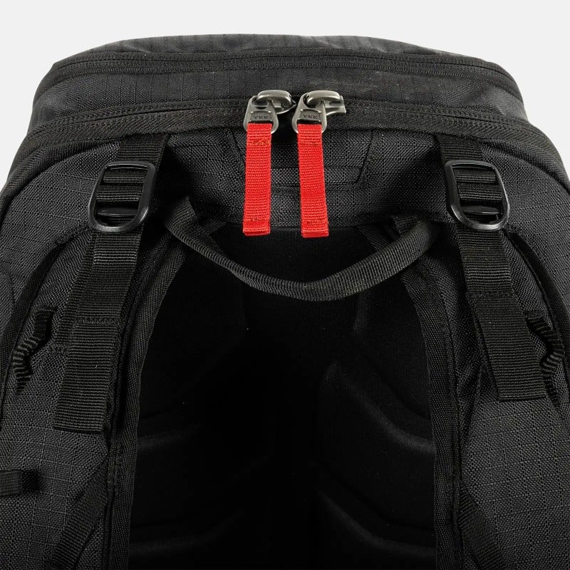 Schwarzer Jones Deeper Rucksack Nahaufnahme: Schwarzer Jones Deeper 19L Backpack, Fokus auf Reißverschlüsse mit roten Zippern und Trägern.