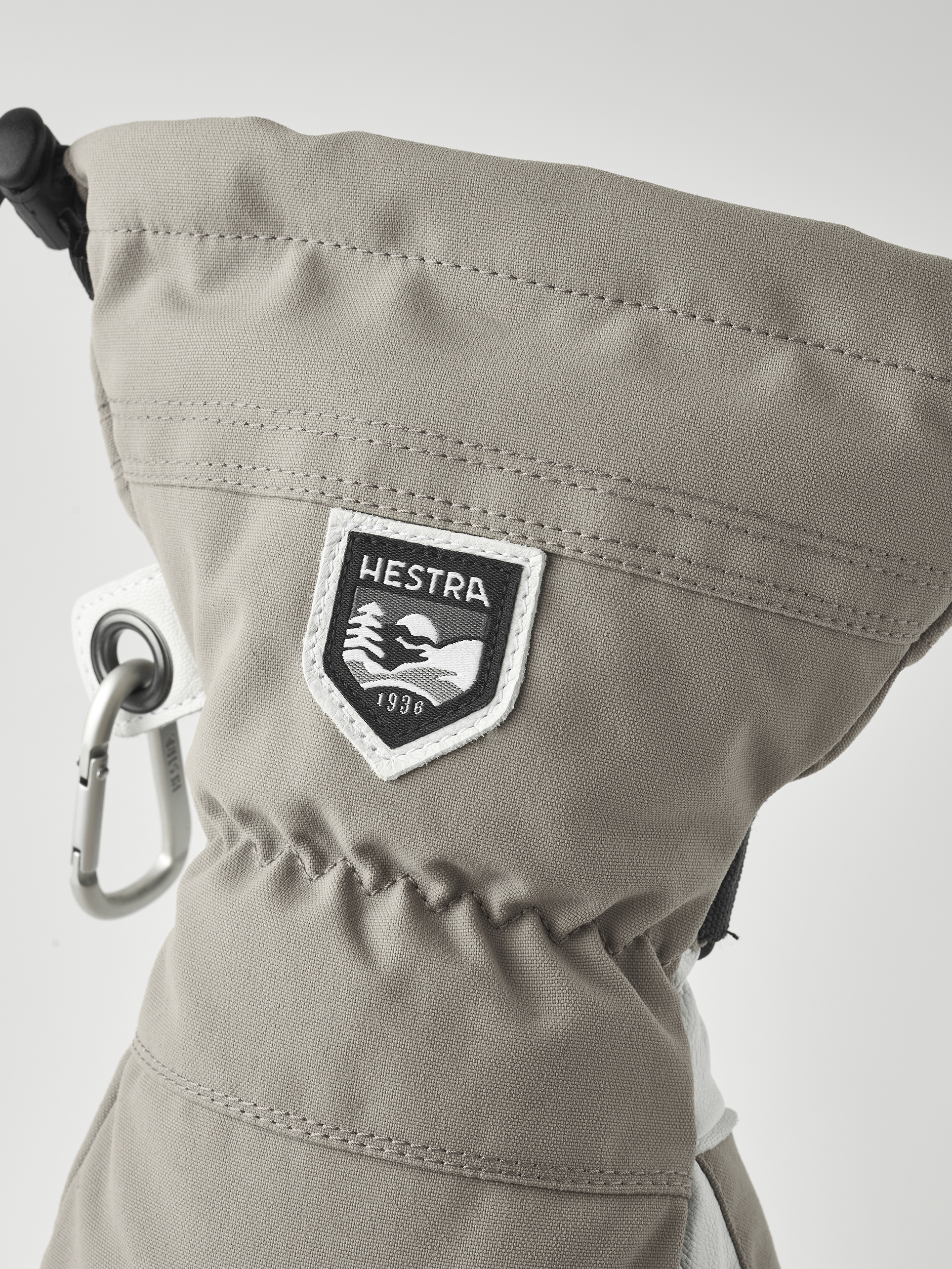 Hestra Gant en cuir Army Vue détaillée du gant Hestra Army Leather Heli Ski Mitt, avec logo et mousqueton.