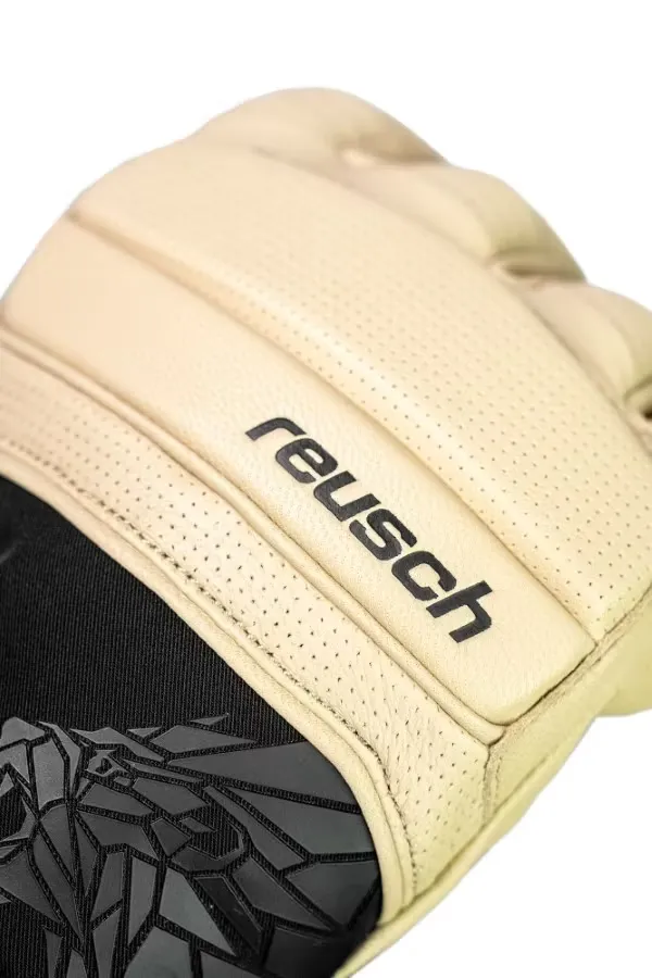 Primo piano di un guanto da portiere Reusch beige con tomaia traforata e palmo nero testurizzato.