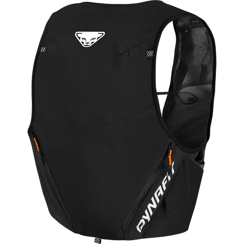 Primo piano di un gilet da corsa nero con il nome del marchio "Dynafit" in bianco e un logo stilizzato raffigurante un leone di montagna nella parte superiore. Il gilet presenta dettagli in arancione sulle cerniere e inserti in tessuto a rete sui lati.