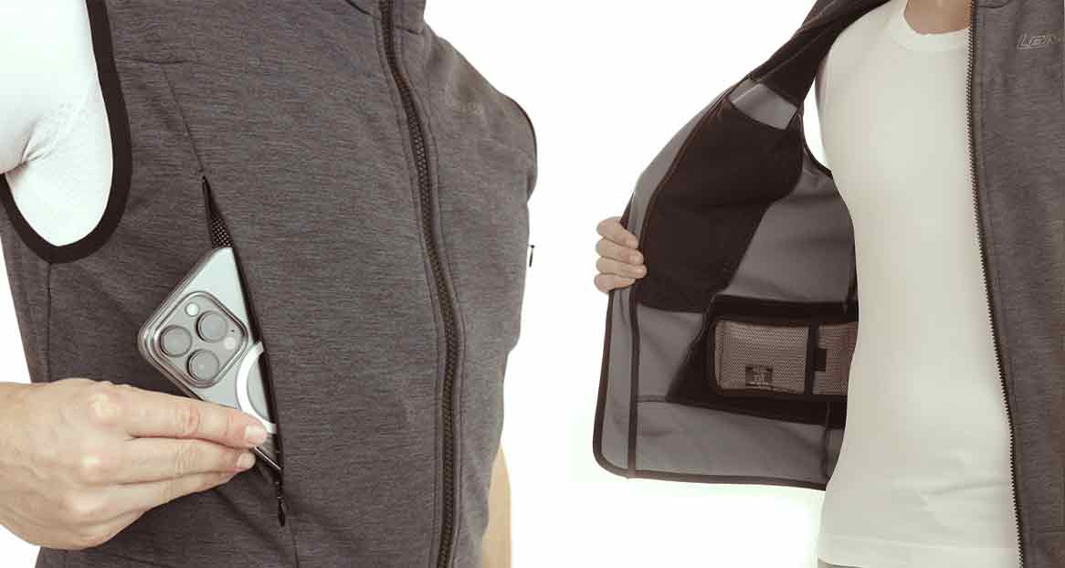 Des personnes portent des vestes grises sans manches avec fermeture éclair. Une main glisse un smartphone dans une poche à fermeture éclair. Poche intérieure visible.