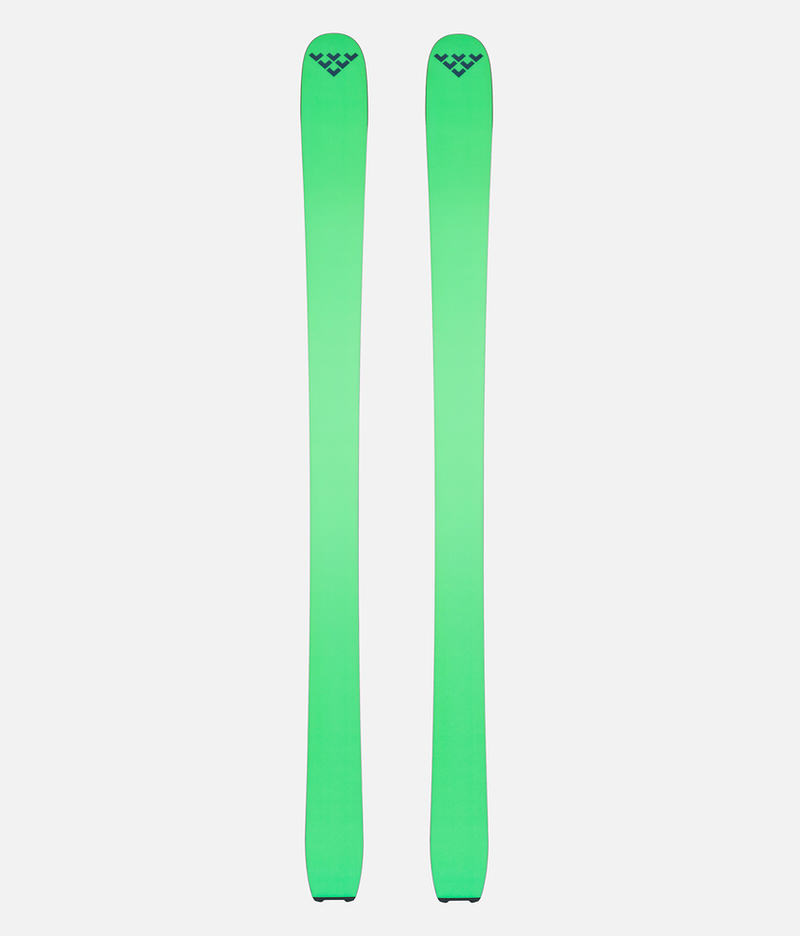 Zwei grüne Navis Freebird Ski mit Logo, nebeneinander auf weißem Grund, von oben bis unten aufgenommen.