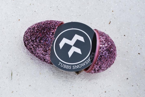 Tubbs Schneeschuhe, Einfach BOA. Ein Paar rosa glitzernde Schneeschuhe, zusammengebunden, mit einem Tubbs Snowshoes-Etikett, auf weißem Schnee.