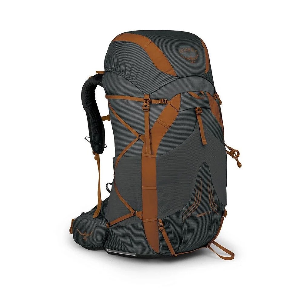 Dunkelgrauer Trekkingrucksack mit feinen horizontalen Streifen und braun-orangen Akzenten an Deckel, Trägern und Gurten. Mehrere Befestigungsschlaufen, Kompressionsriemen und gepolsterte Rückenpartie. Exos 58 unten rechts.