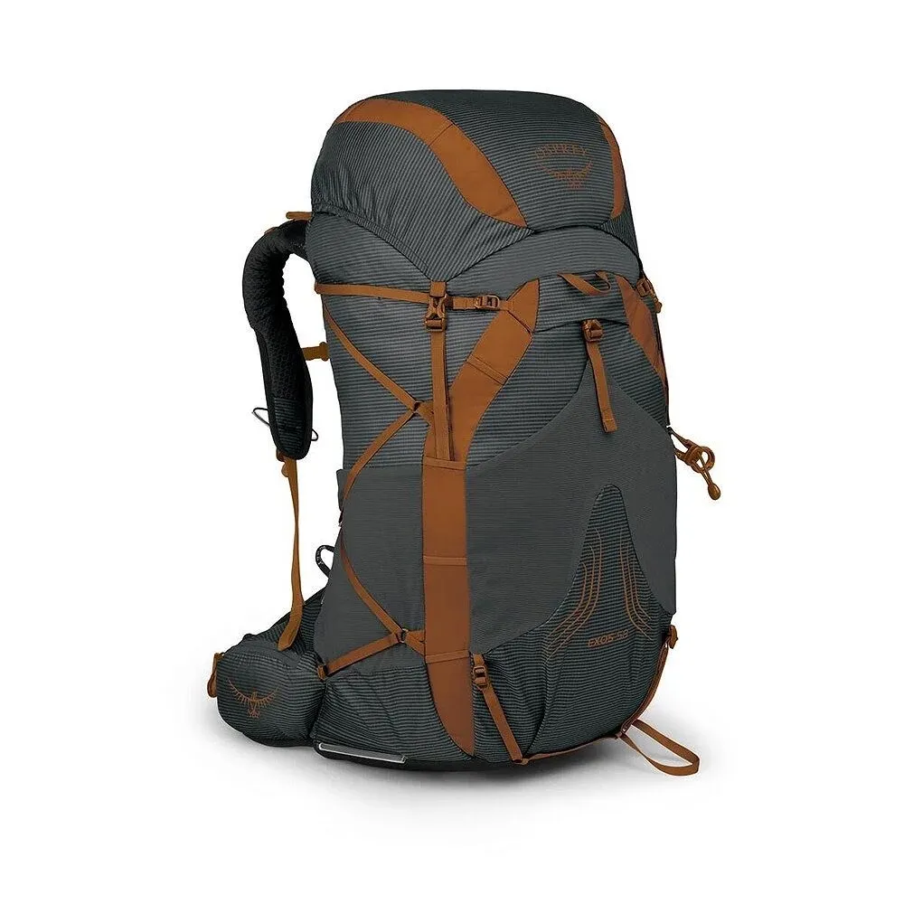Sac à dos de randonnée gris foncé avec de fines rayures horizontales et des touches de marron-orange sur le rabat, les bretelles et les sangles. Plusieurs boucles de fixation, sangles de compression et dos rembourré. Exos 58 en bas à droite.