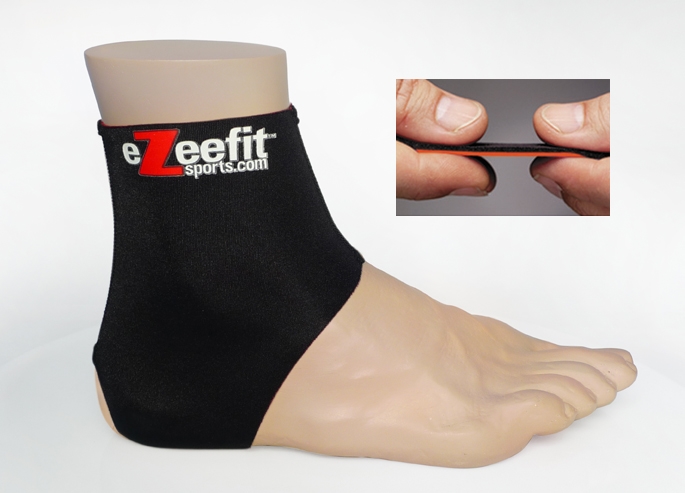 Schwarzer Ezeefit 2mm Knöchelschutz an einem Fußmodell; Inset zeigt Materialdicke.