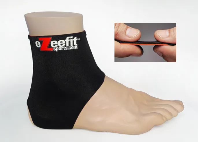 Schwarzer Ezeefit 2mm Knöchelschutz an einem Fußmodell; Inset zeigt Materialdicke.