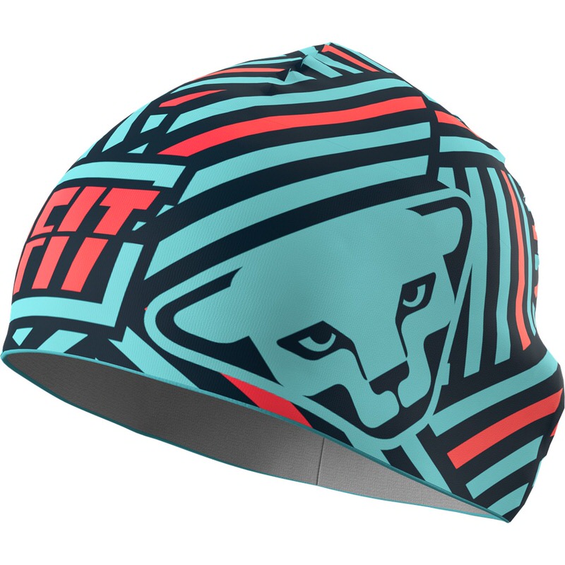 Blaue Dynafit Performance 2 Beanie mit abstraktem Muster und Katzenkopf-Logo. Rot-schwarze Streifen.