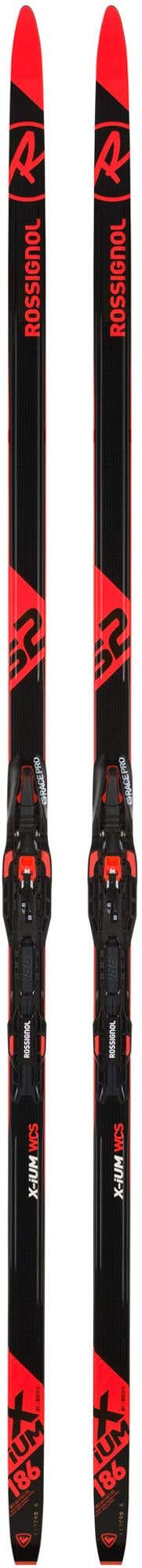 Zwei Rossignol X-IUM Skating Ski, schwarz mit roter Schrift und Markierungen, inklusive Bindungen.