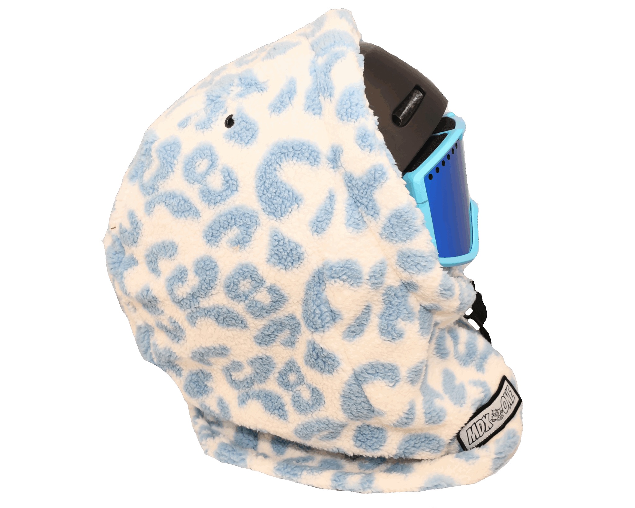 Cagoule douillette à double épaisseur pour enfants, blanc crème, avec motifs girafes bleu clair en taches. Elle recouvre un casque de ski foncé et des lunettes bleues. Protège tête, cou et visage, idéale en hiver.