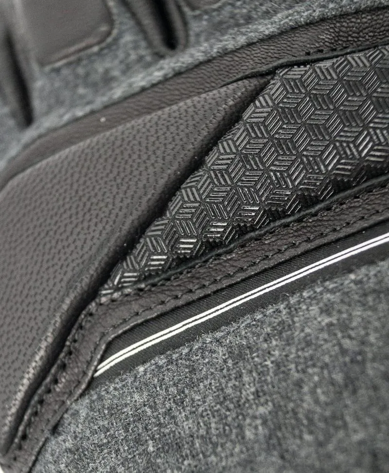 Close-up of the Reusch Alexis Pinturault GTX glove. Leather structure with Gore Grip technology.