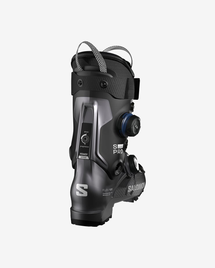 Detailansicht eines schwarzen Salomon S Pro 120 Skischuhs mit blauen Akzenten und texturierten Bändern.