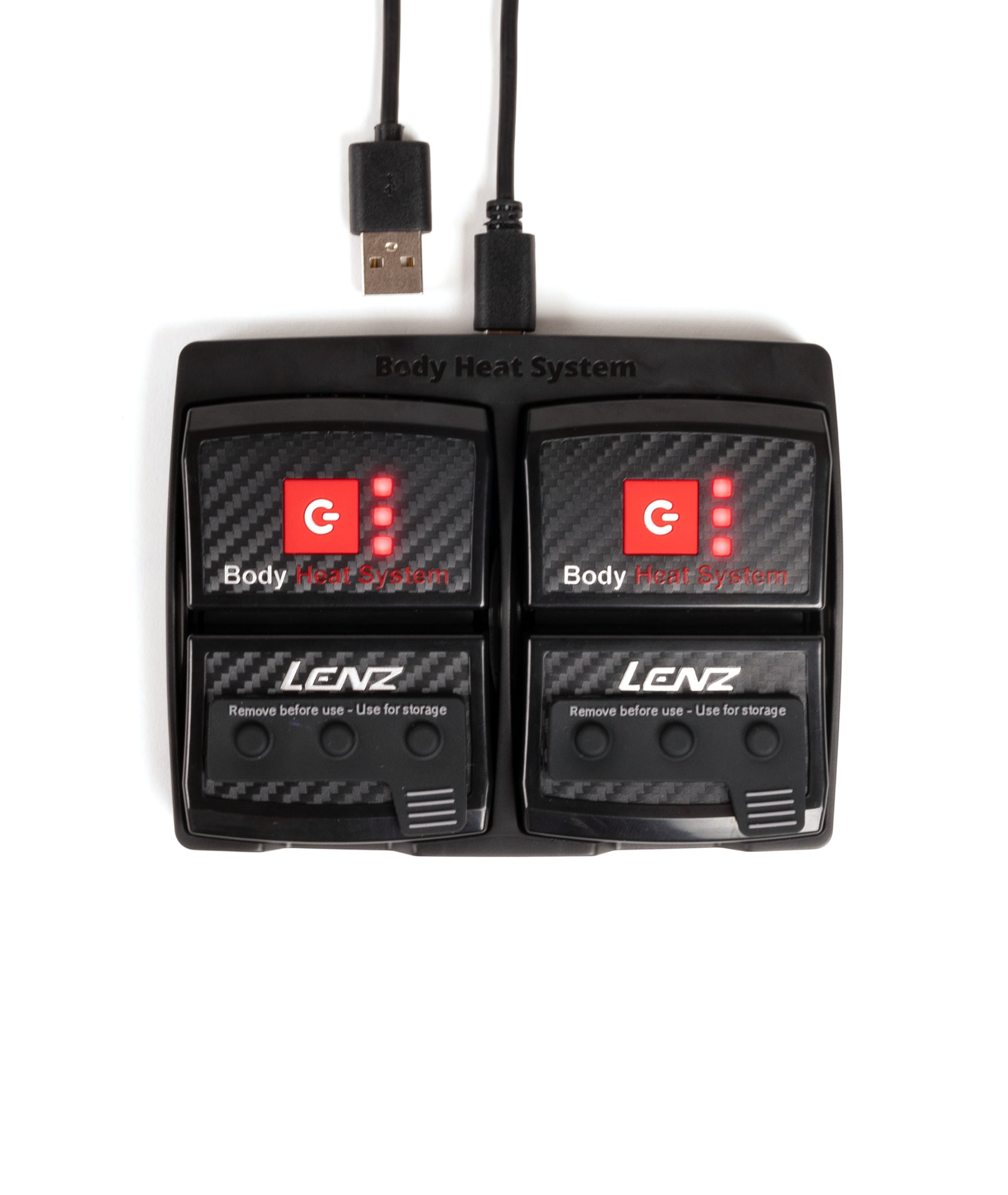 Schwarzes Ladegerät für Heizsystem Schwarzes Ladegerät für ein Heizsystem mit vier Fächern und zwei USB-Kabeln, vor einem weißen Hintergrund.