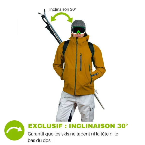 Homme avec des skis et des lunettes de ski avec Skiback Cordura Light sur le dos. Angle de 30 degrés des skis représenté.