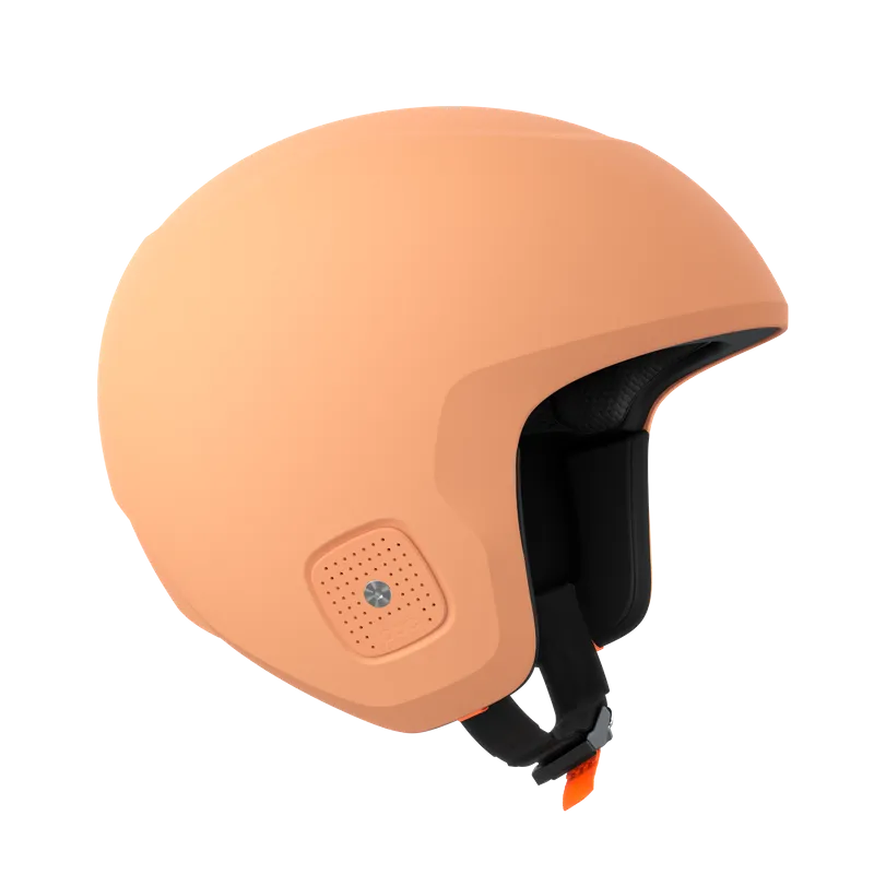 Casque de ski de couleur pêche avec trous d'aération et jugulaire noire, légèrement décalée sur les côtés.