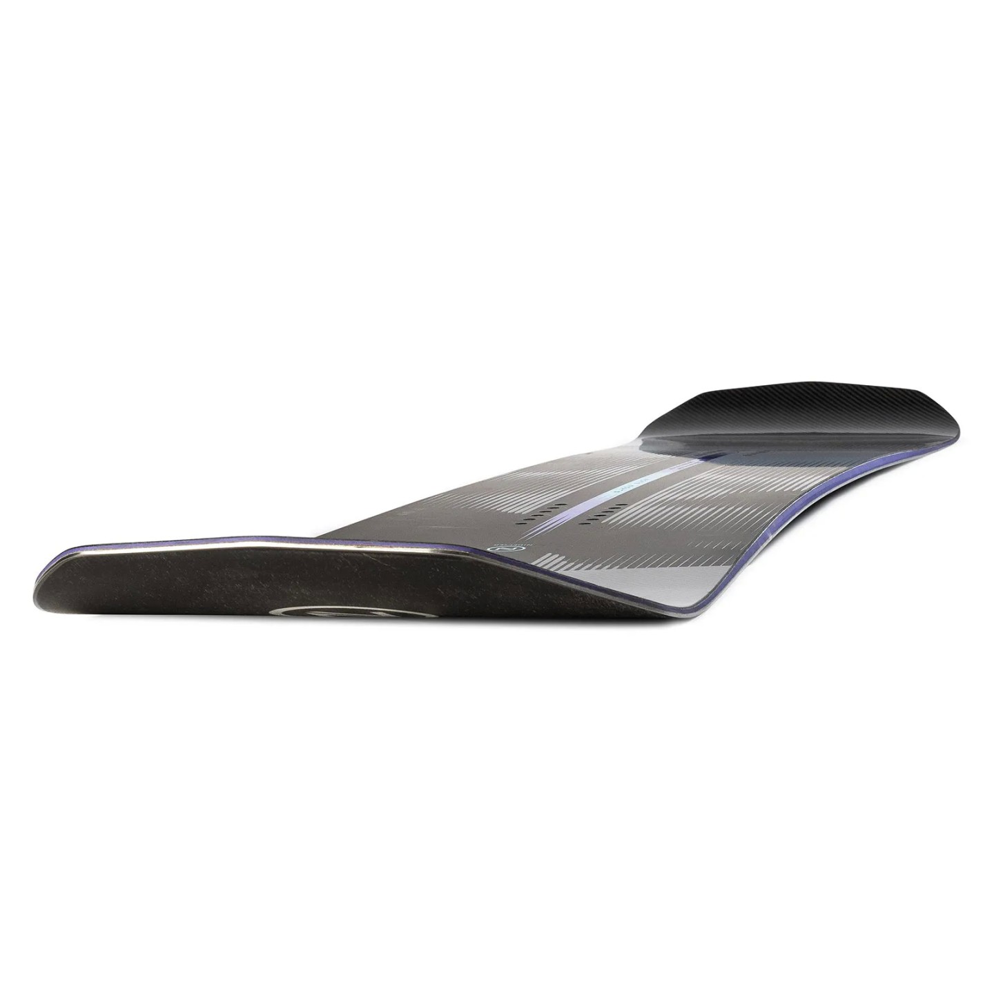 Nidecker Blade Plus Snowboard Schräg liegendes Nidecker Blade Plus Snowboard, Seitenansicht, Fokus auf Nose und Tail mit Carving-Design.
