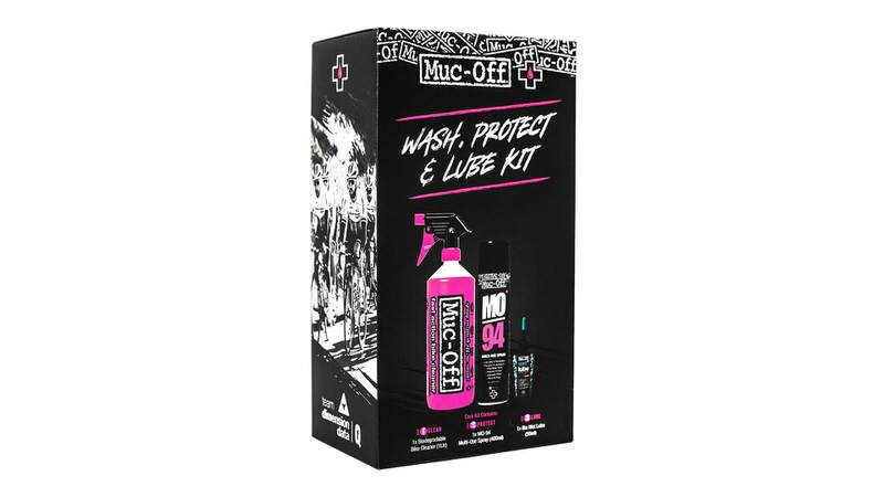 Verpackung des Muc-Off Wash, Protect and Wet Lube Kit mit Fahrradreiniger, MO-94 Spray und Bio Wet Lube Kettenöl in Pink und Schwarz.