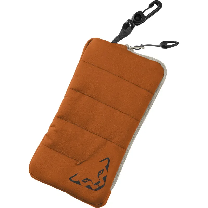 Custodia per cellulare Dynafit arancione, trapuntata, con cerniera e moschettone. Logo Dynafit in basso a sinistra.