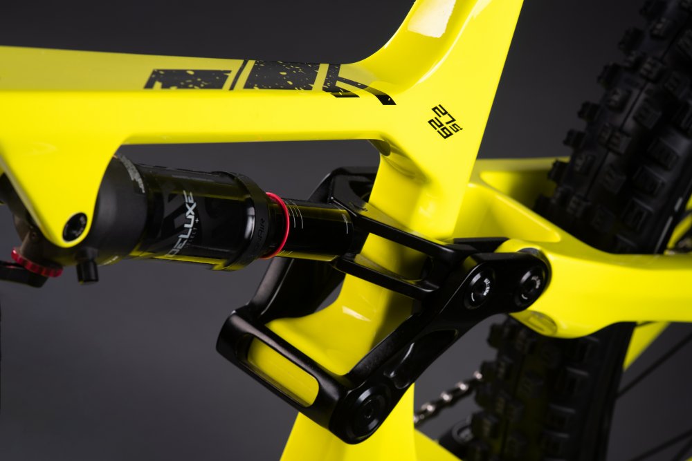 Gelbes Muret E-MTB Detail Detailansicht des gelben Muret 2 EP8 E-MTB Hinterbaus mit schwarzem Dämpfer und Umlenkung. Reifengröße am Rahmen: 27,5".